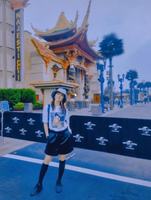 李思思 央视主持李思思打卡游乐园，穿T恤短裤露学生长袜，打扮似女明星