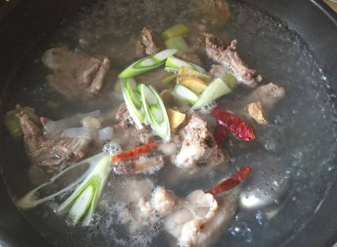 煮羊肉放什么料去腥 22d4bc5cd862412b9af681491af0380f.jpeg