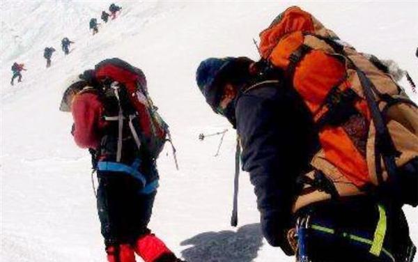 珠峰著名地标“绿靴子”：23年间无数登山者路过，为何无一人过问？