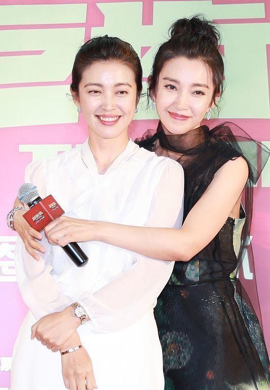 李冰冰 李冰冰的颜值不显老，与亲姐姐的长得真像，但穿衣风格却不同