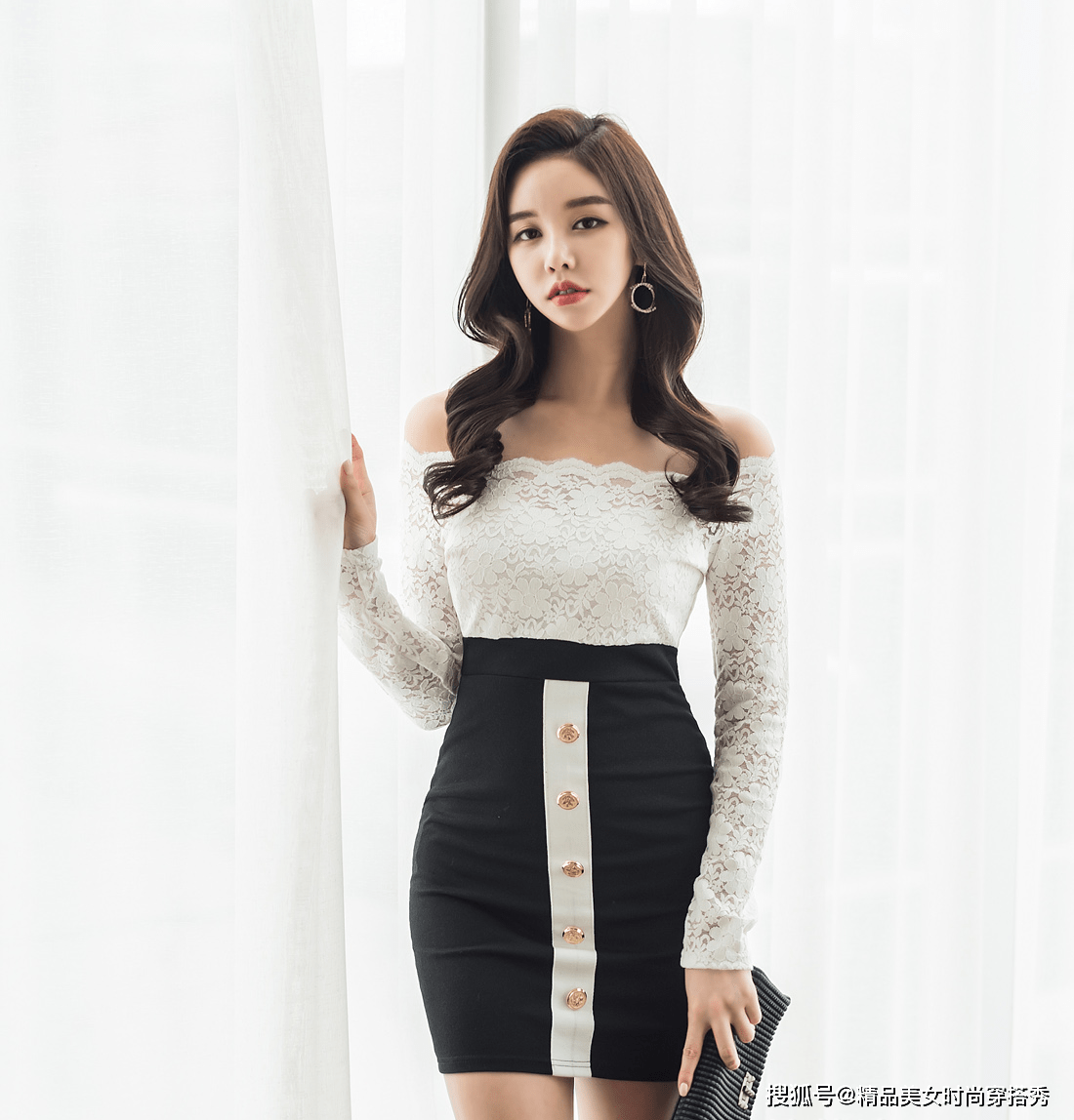 高跟鞋 黑白拼接的蕾丝连衣裙配上一双鱼嘴高跟鞋温柔婉约，时尚迷人