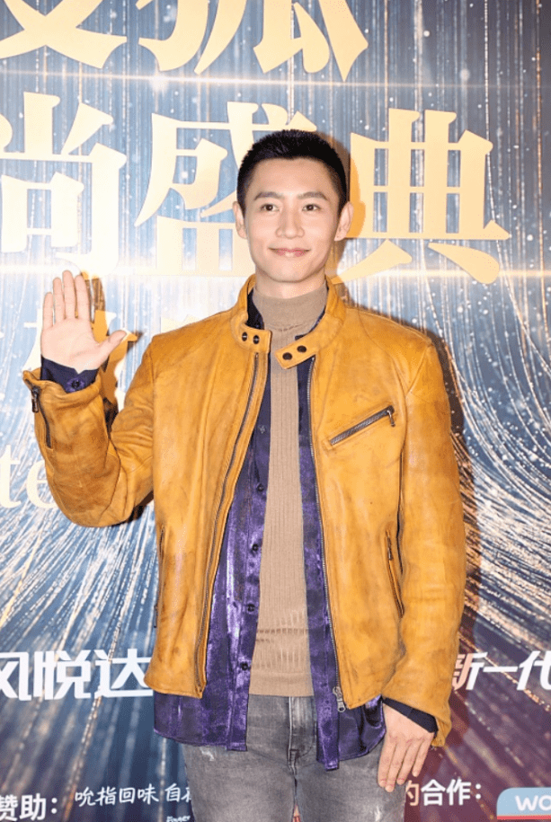 挺勒 留寸头的魏晨男人味太足，配黄外套好帅气，就是裤子太紧看着挺勒