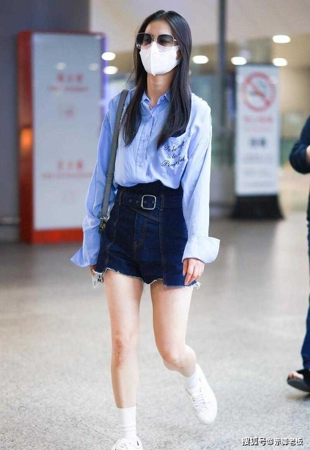 显得 黄圣依真的好会穿，蓝衬衫配高腰短裤，造型时髦又“不雷同”