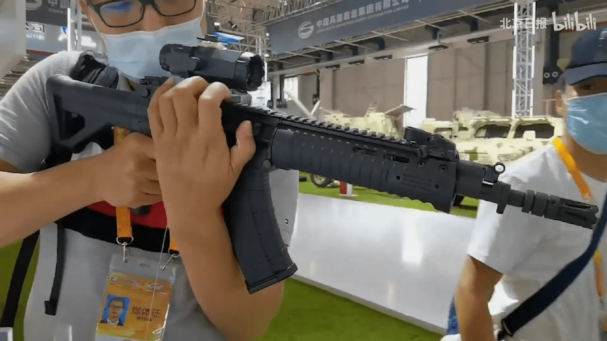 军工工艺进步巨大航展上解放军未来新枪族外貌与内涵兼而有之