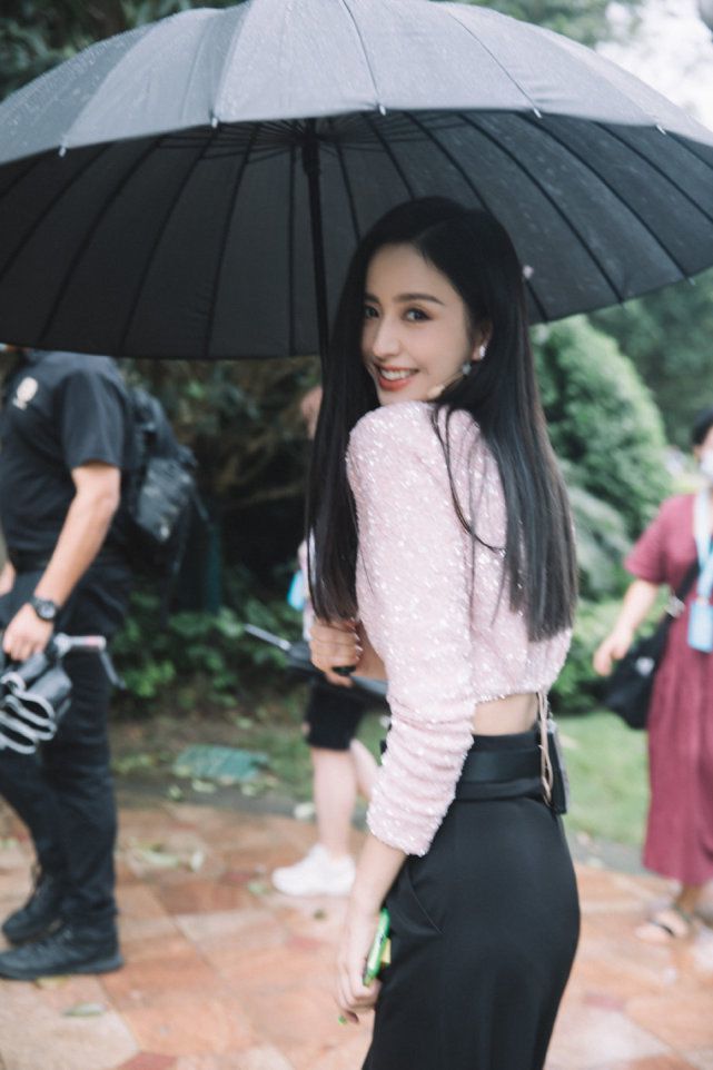 佟丽娅 佟丽娅离婚后大胆许多！穿露脐装秀性感身材，戴茶色眼镜变身辣姐