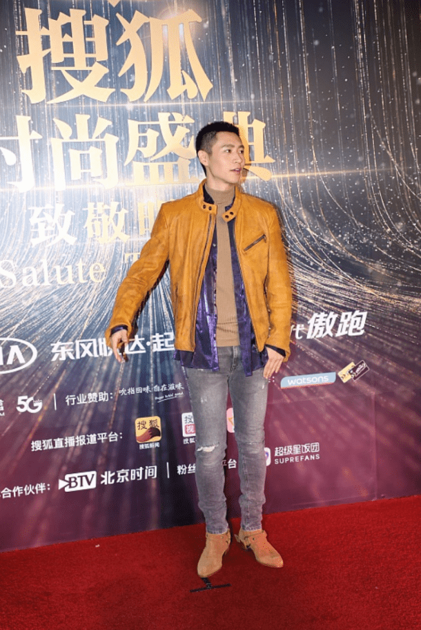 挺勒 留寸头的魏晨男人味太足，配黄外套好帅气，就是裤子太紧看着挺勒