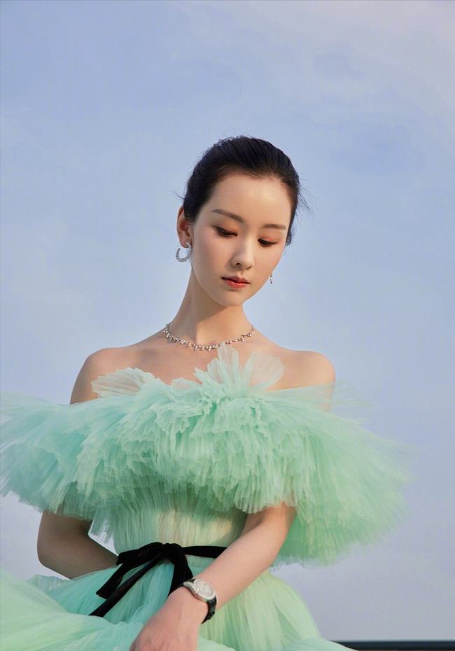设计 陈都灵这是要摆脱“清纯”?虽然穿薄荷礼裙挺清新,但发型却老气