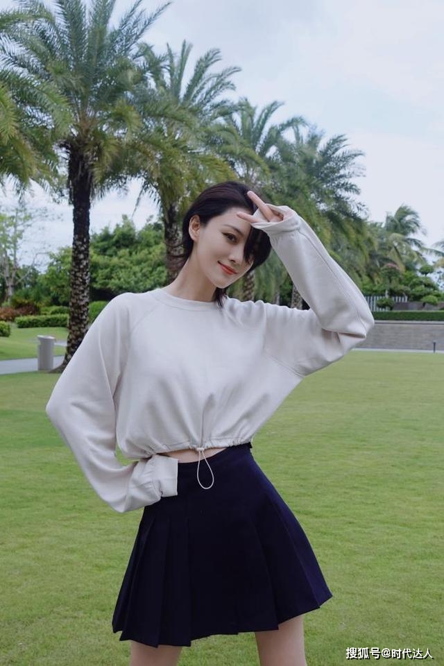 视觉 张予曦的气质没话说，吊带裙+罩衫，优雅还高级