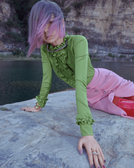 颜色 李承铉这次真管不住戚薇了？连“姨妈鞋”都敢穿，阿姨年纪少女身材