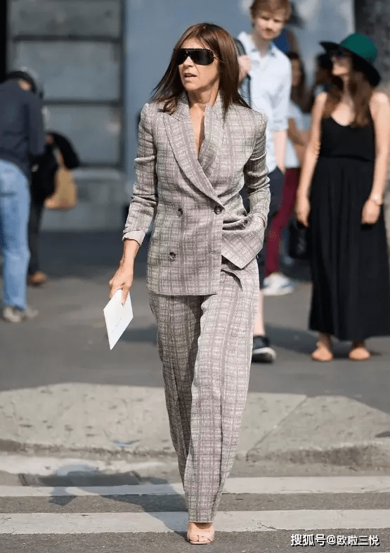 马甲 穿西装别总搭裤子，今年流行这4种搭配