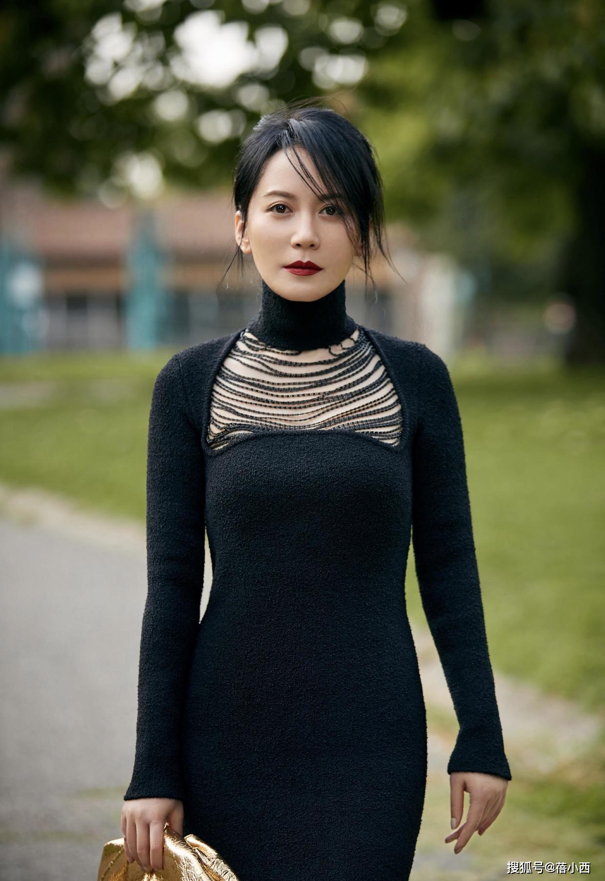 黑色 俞飞鸿真是50岁女人的骄傲，穿渐变裙走机场，显瘦不说气质更高级