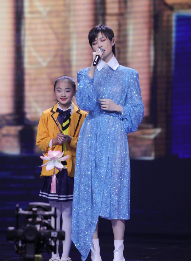 时代 李宇春越来越有女人味，穿蓝色闪钻礼裙精致优雅，不规则裁剪彰显不凡气质