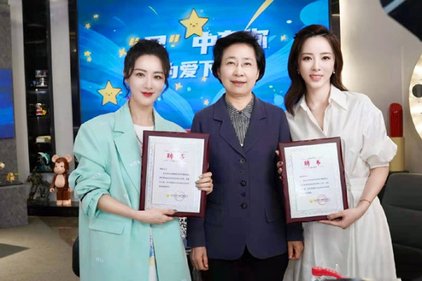 李思思 央视主持李思思打卡游乐园，穿T恤短裤露学生长袜，打扮似女明星