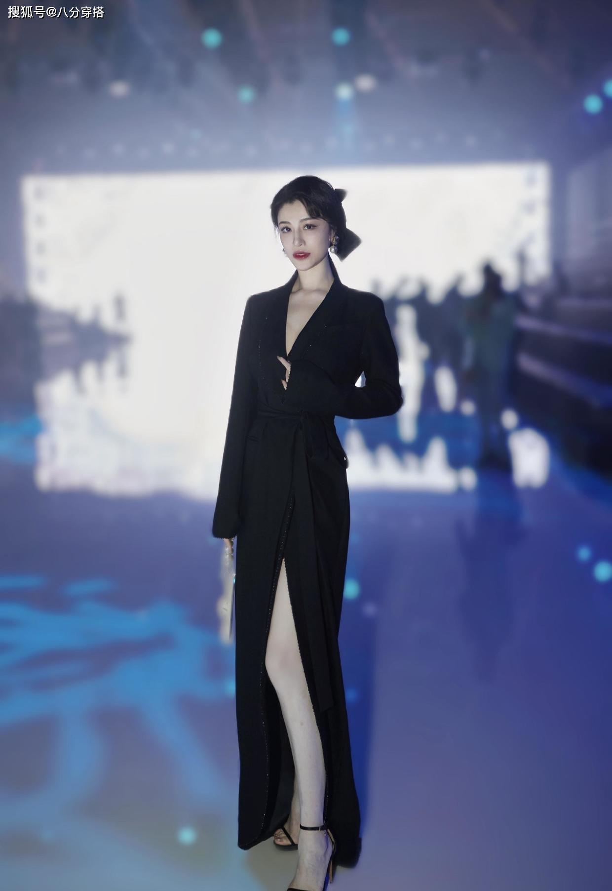 真抢镜 刘翔前妻葛天身材真好，穿黑色高开叉长裙秀美腿，身材比例真抢镜
