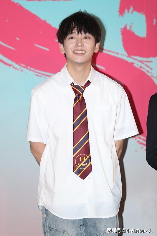 体态 彭昱畅瘦身堪比“整容”，虽生图有点“油”，但穿衬衫太有少年感