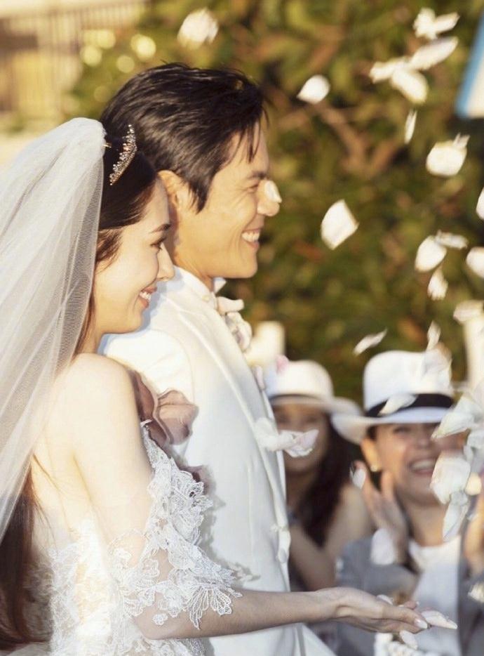 向太 向佐夫妇大婚鲁豫手挽向太站C位，红衣女疑似郭妈妈，像极郭碧婷