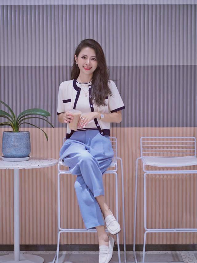显得 今年流行“奶奶裤”，搭配上针织毛衣开衫，微胖女生上身高级显瘦