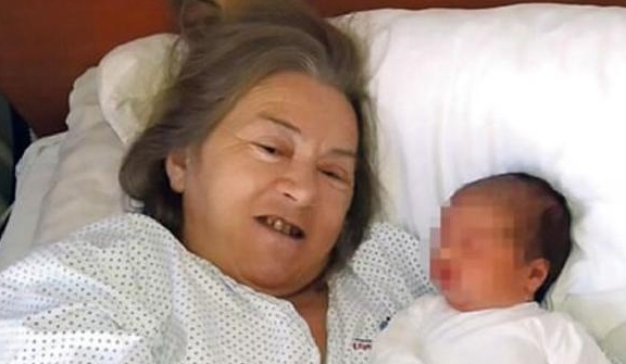 结局|“老了不指望你养我”，50岁产妈和女儿赌气生二胎，结局大失所望