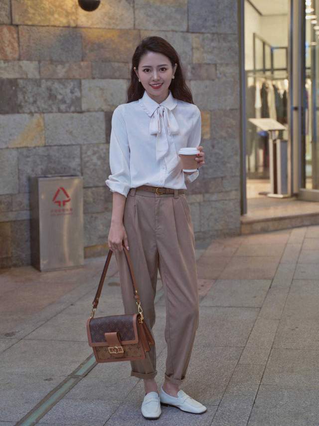 显得 今年流行“奶奶裤”，搭配上针织毛衣开衫，微胖女生上身高级显瘦