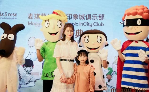 洪欣 洪欣带7岁女儿捞金，她穿蕾丝裙留齐刘海，打扮得比女儿还娇嫩