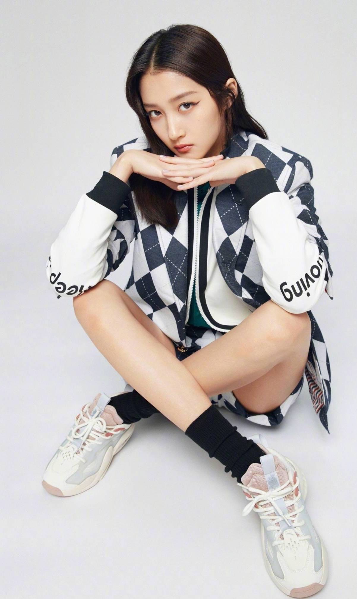 设计 关晓彤拍魔法大片，穿黑白格纹裙秀腰臀比，1米73身材比例太优越