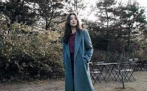 休闲风 宋慧乔是吃了防腐剂吗？简单穿大衣配连衣裙，比25岁时还要美