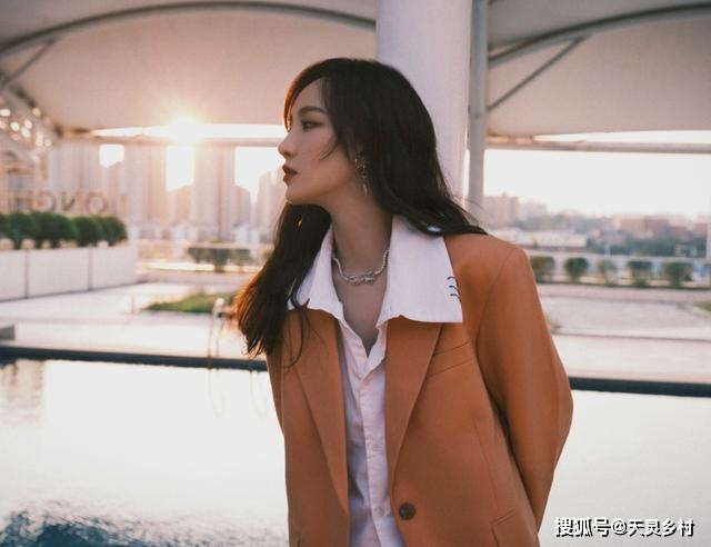 西装 孟佳的身材让人自卑,穿西装衬衫扮“下衣失踪”,细长腿都不用P