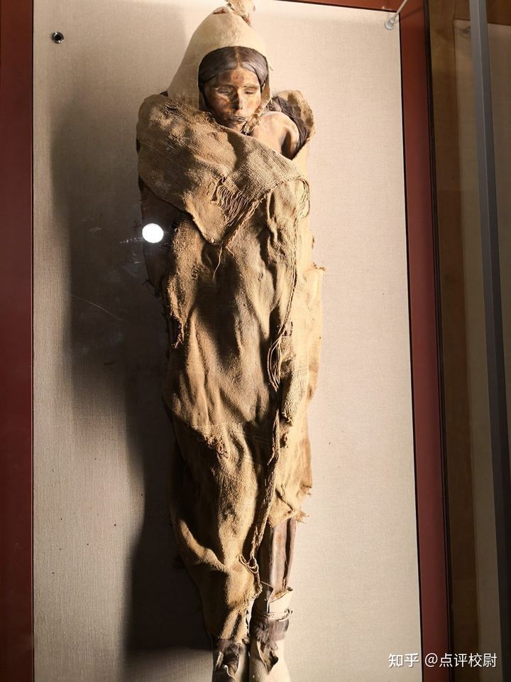 在墓穴清理相差不多后,所有队员都惊呆了-----一具完整的古代楼兰女尸