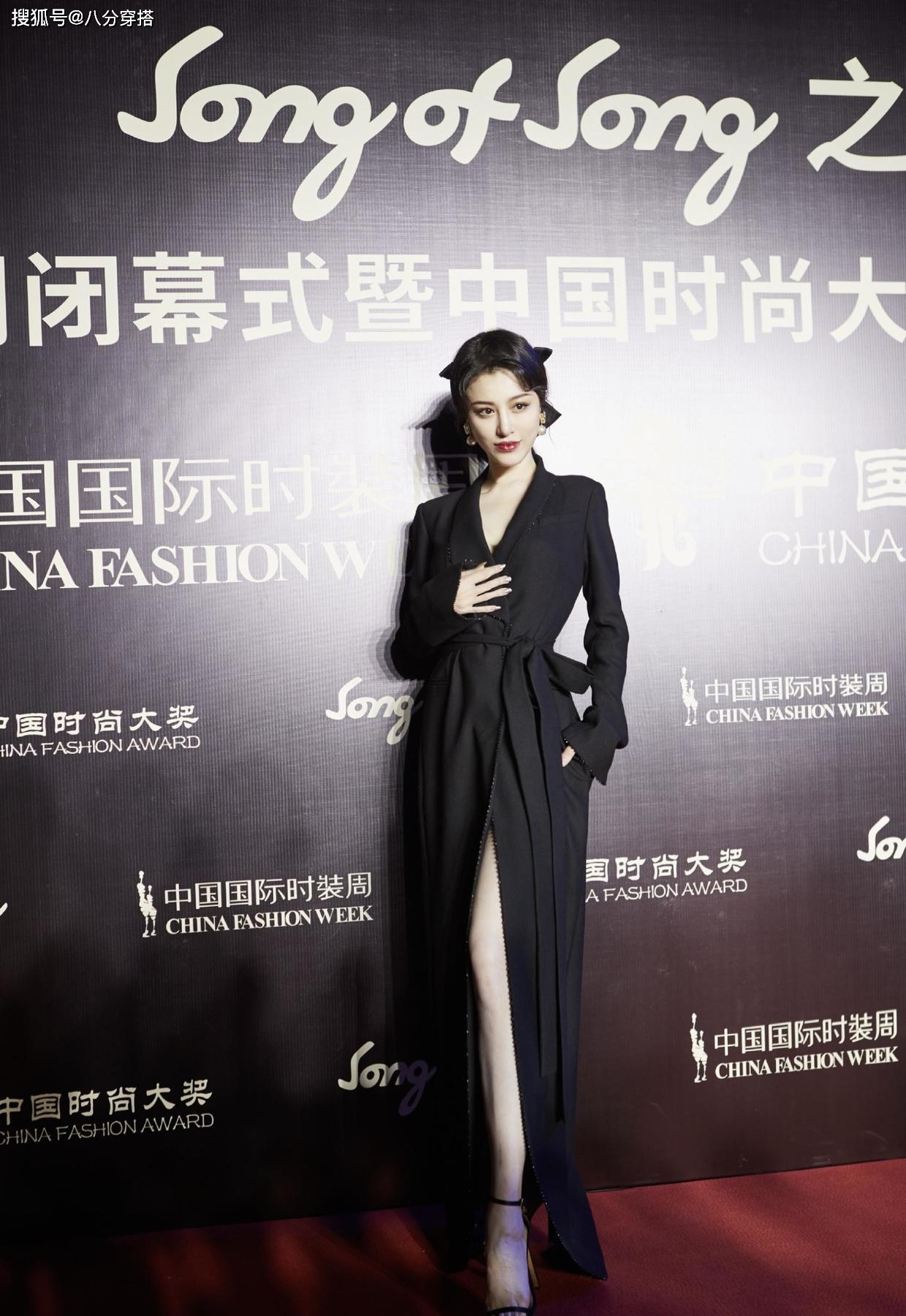 真抢镜 刘翔前妻葛天身材真好，穿黑色高开叉长裙秀美腿，身材比例真抢镜
