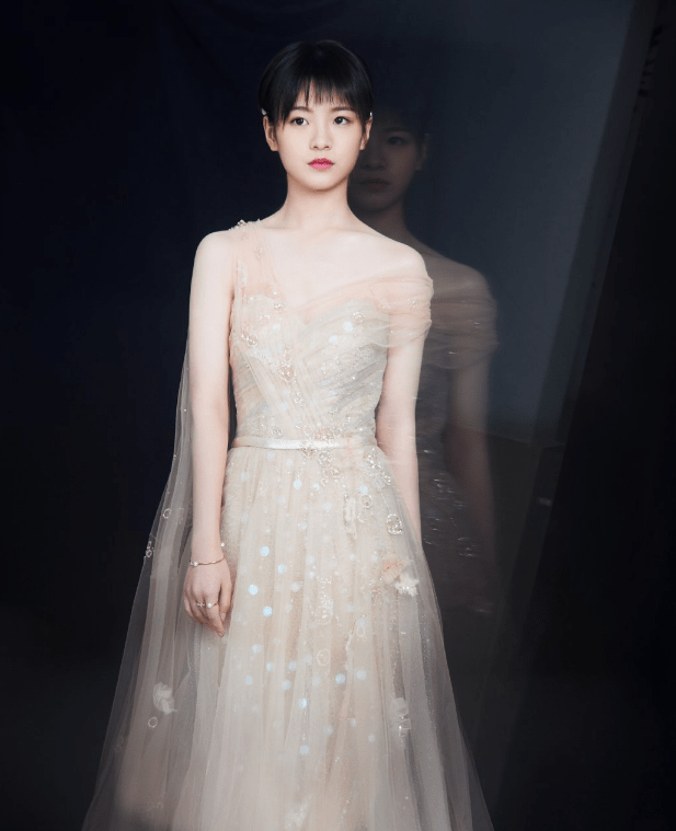 演技 00后女星穿礼服，李庚希灵气，张子枫时尚，看到她：是仙女吧！