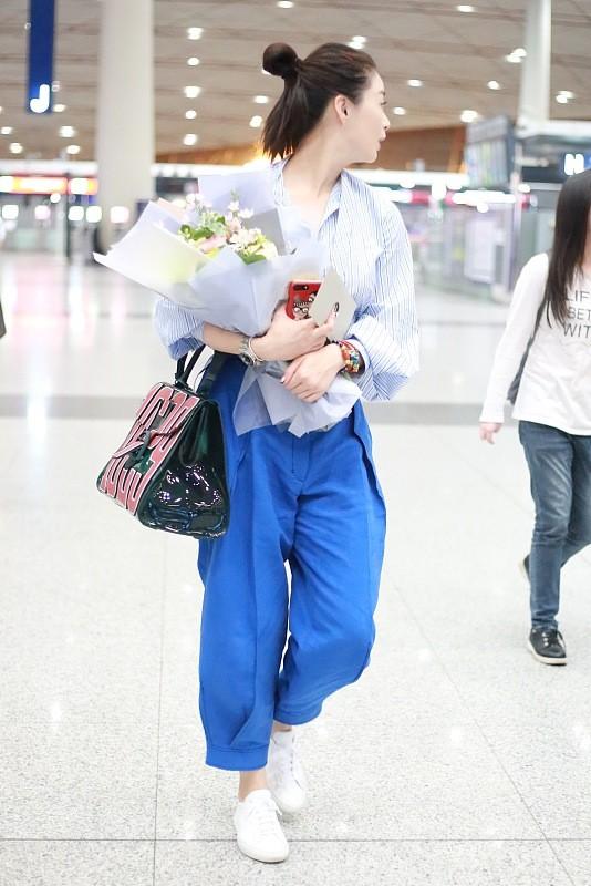 上半身 蒋欣剪了短发更显，但穿“拖地水桶裤”难欣赏，挺大胆