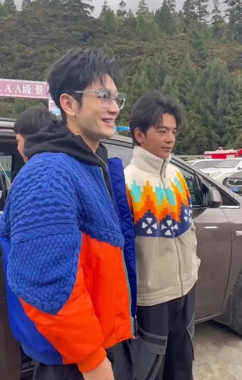 服装 黄晓明和丁真现身高原，黄晓明不适应高原反应补氧气，丁真显成熟