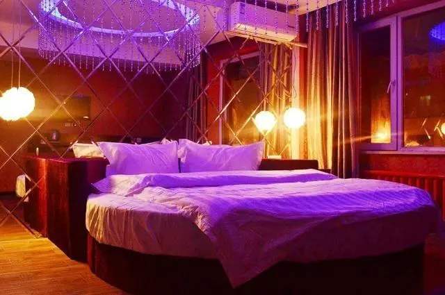 酒店情侣房中的水床有啥作用?与普通床有何区别?看完可算明白了