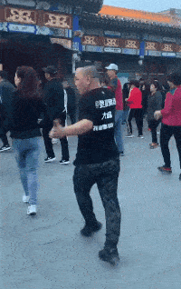 搞笑段子：和表哥一起走回家，路上遇到輛摩托車，載著兩個美女… 搞笑整蠱 第2张