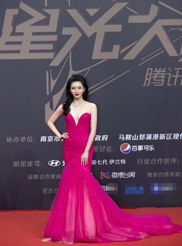 鱼尾 江疏影穿鱼尾裙“身材失控”，名媛气质挡不住，就是发型一言难尽
