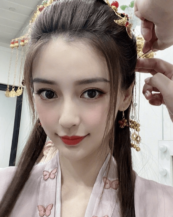 文化 baby第一次尝试汉服，全网都盯着她的鞋子，汉服粉：不会就别穿