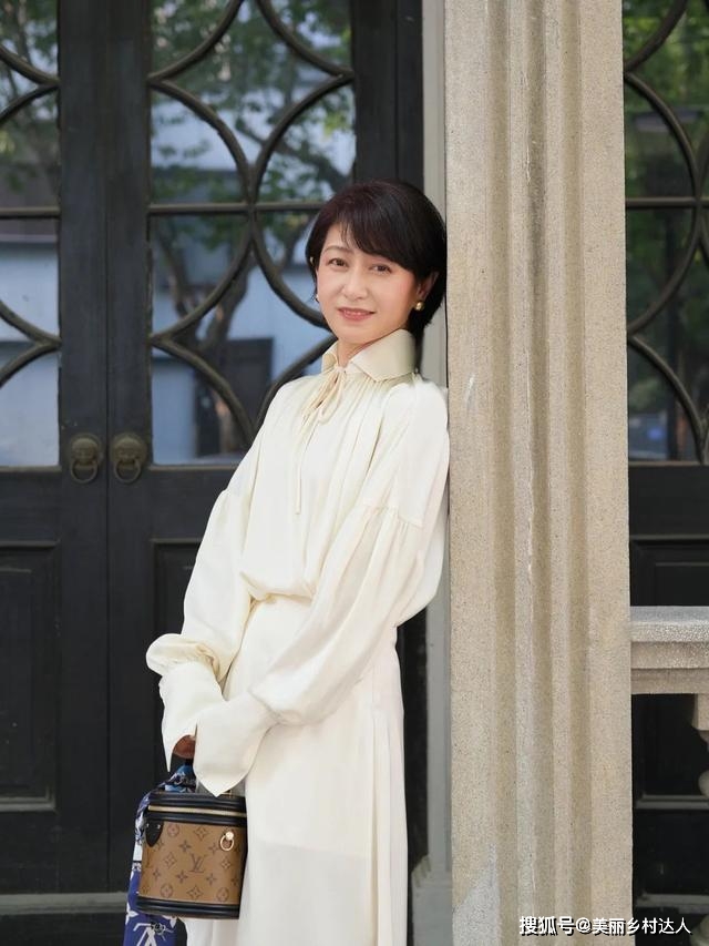 细节 中年女人穿衣如何避开路人感?学会“设计感”穿搭,时髦又有气质