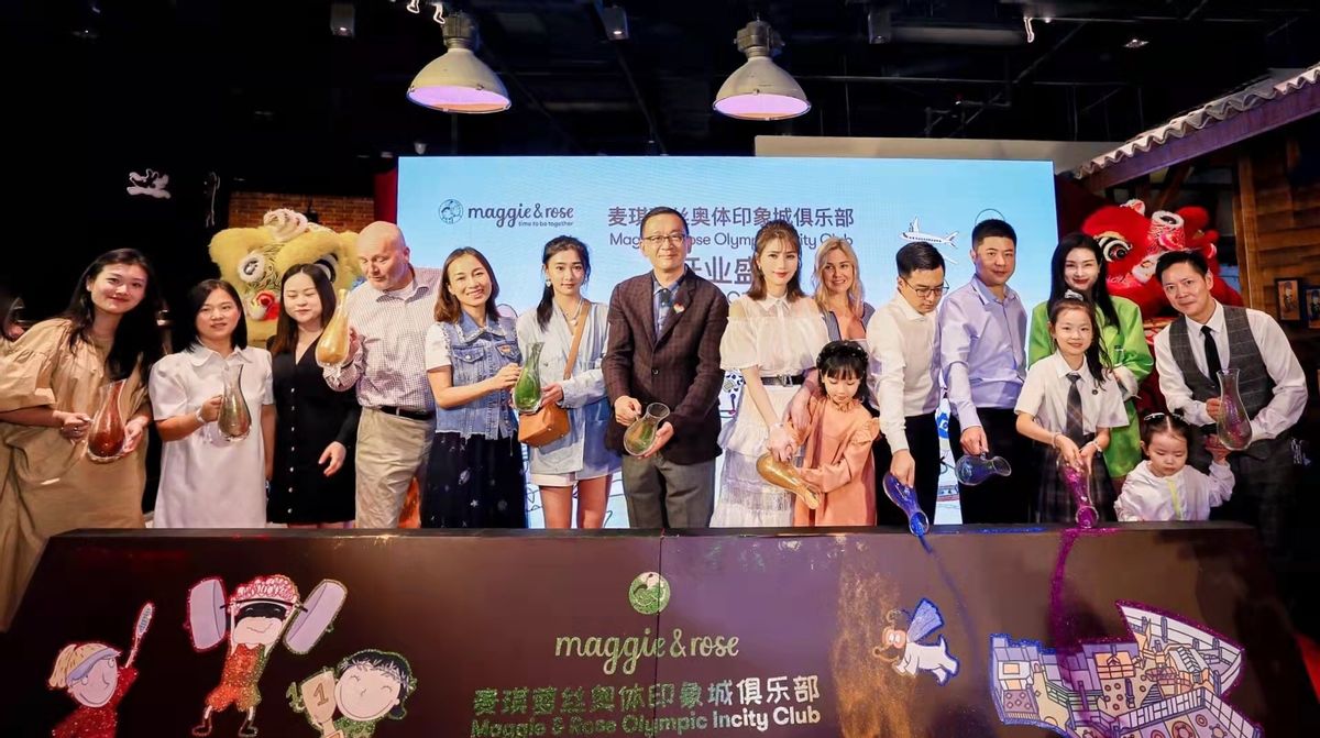 洪欣 洪欣带7岁女儿捞金,她穿蕾丝裙留齐刘海,打扮得比女儿还娇嫩