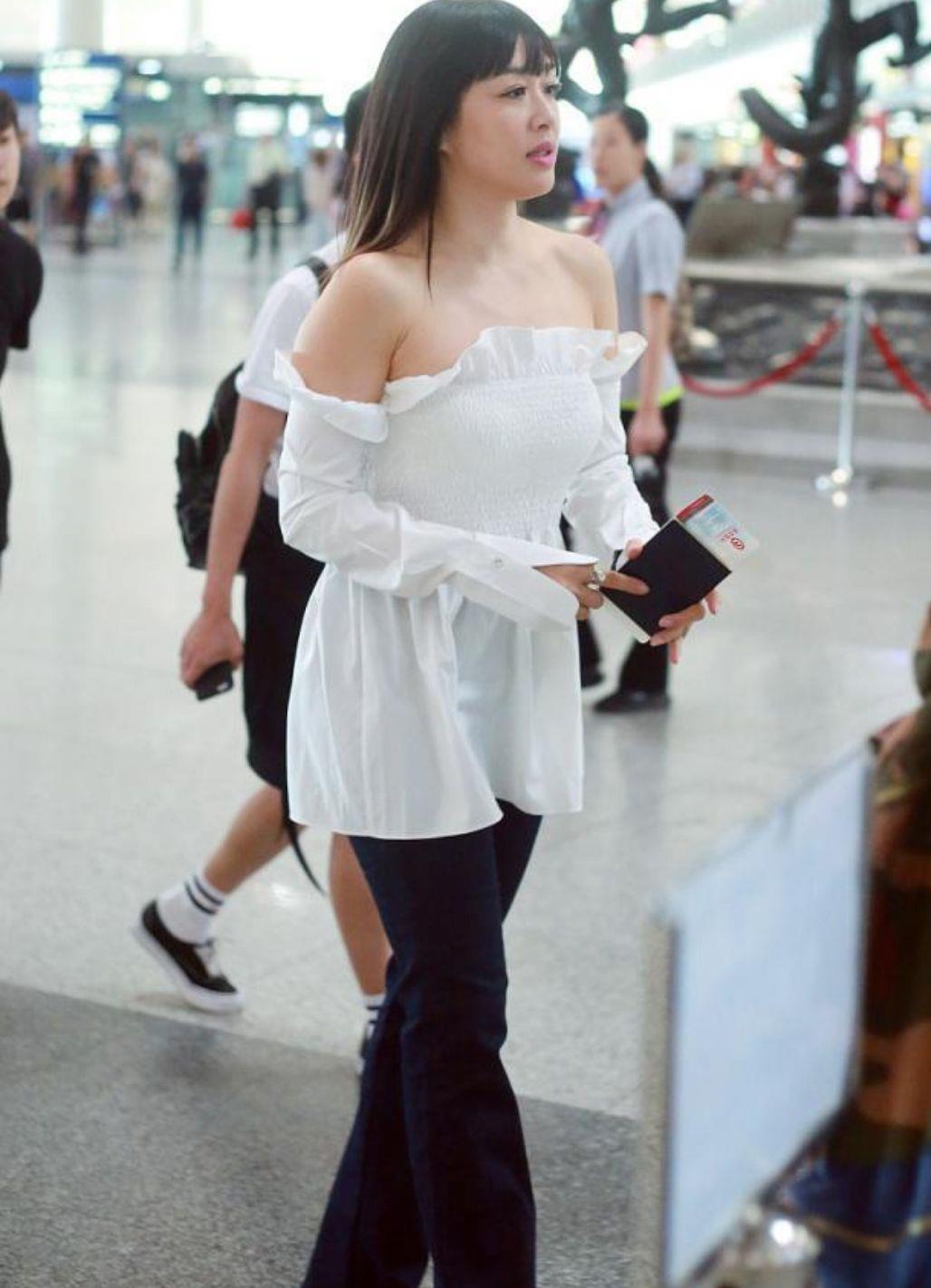 黑色 年过半百的钟丽缇女人味十足，穿露肩上衣配喇叭裤，风韵不减当年