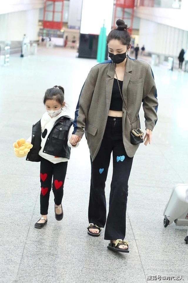 个性 董璇带5岁女儿亮相机场，西装+凉鞋个性潮流，小酒窝俏皮可爱
