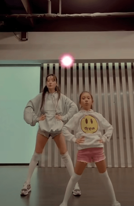 李小璐 李小璐和8岁甜馨跳女团舞，母女俩都扮下衣失踪，细腿像复制粘贴