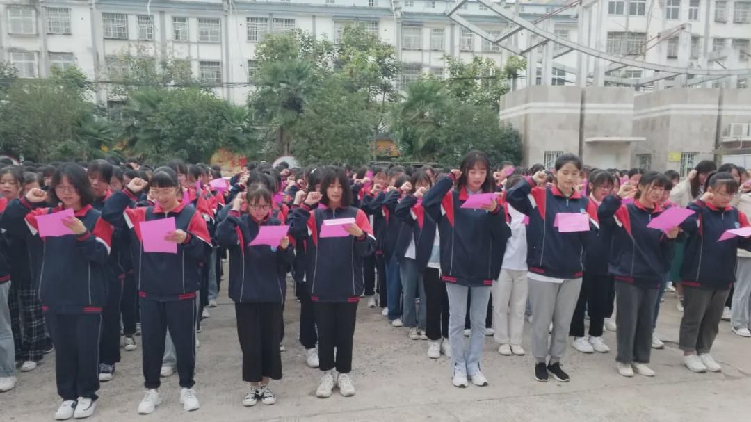 淮滨二高举行国庆升旗仪式暨高三学生集会活动