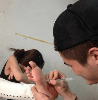 開心一刻：剛來上班的時候，經理在談客戶，讓我在旁邊看著，順便幫忙泡茶！ 搞笑整蠱 第6张