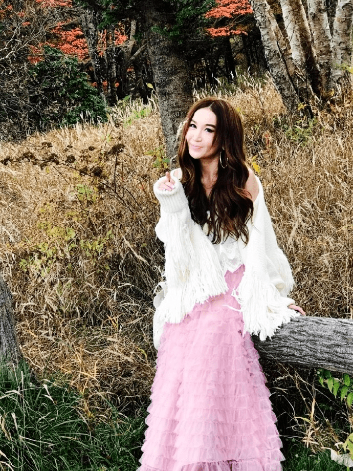 一身 温碧霞年过半百不服老，穿红裙华丽性感，美得太惊艳！