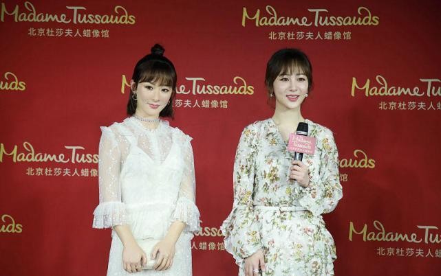 真嫩 杨紫的脸比雕塑灵动多了,穿碎花裙感觉真嫩,笑起来太阳光了