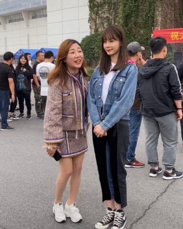 感觉 网友旅游偶遇沈梦辰,不打光不修图,皮肤黑化了妆还没素人漂亮!