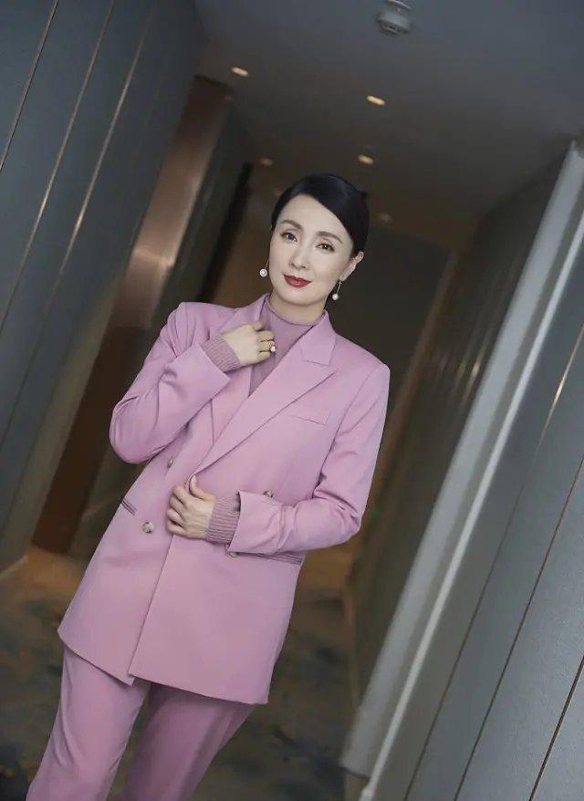 服装 陶虹和海清都是高级的女人，穿上西装之后，看着更有女人味了