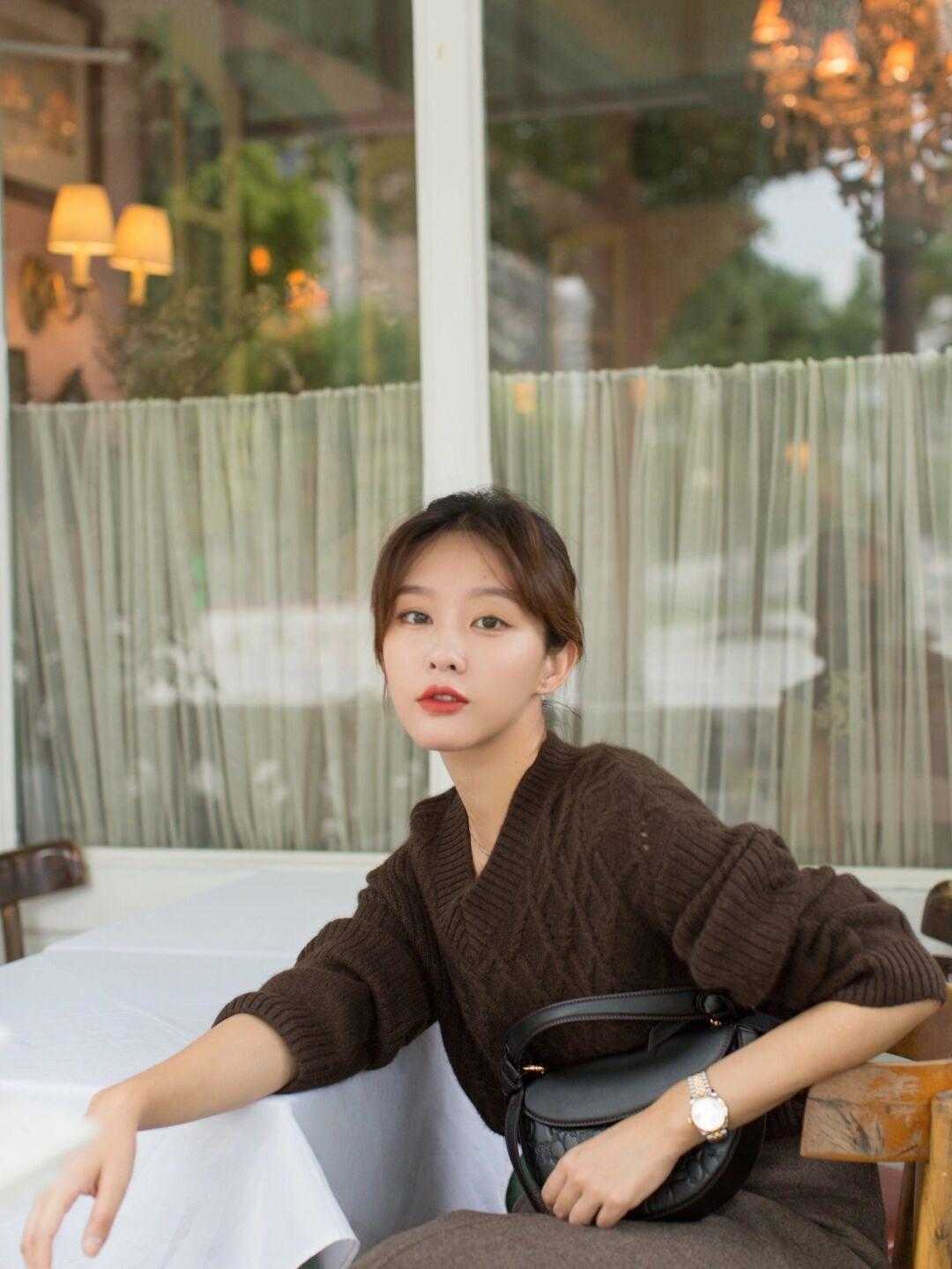 黑色 秋季，“毛衣”穿不出气质感？试试这些日常保暖的穿搭，美得高级