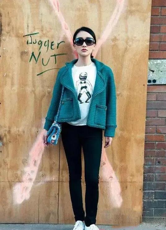 品牌 周迅可以说是第一代的街拍女王，早期是Chanel的品牌的形象大使，如今衣品出众