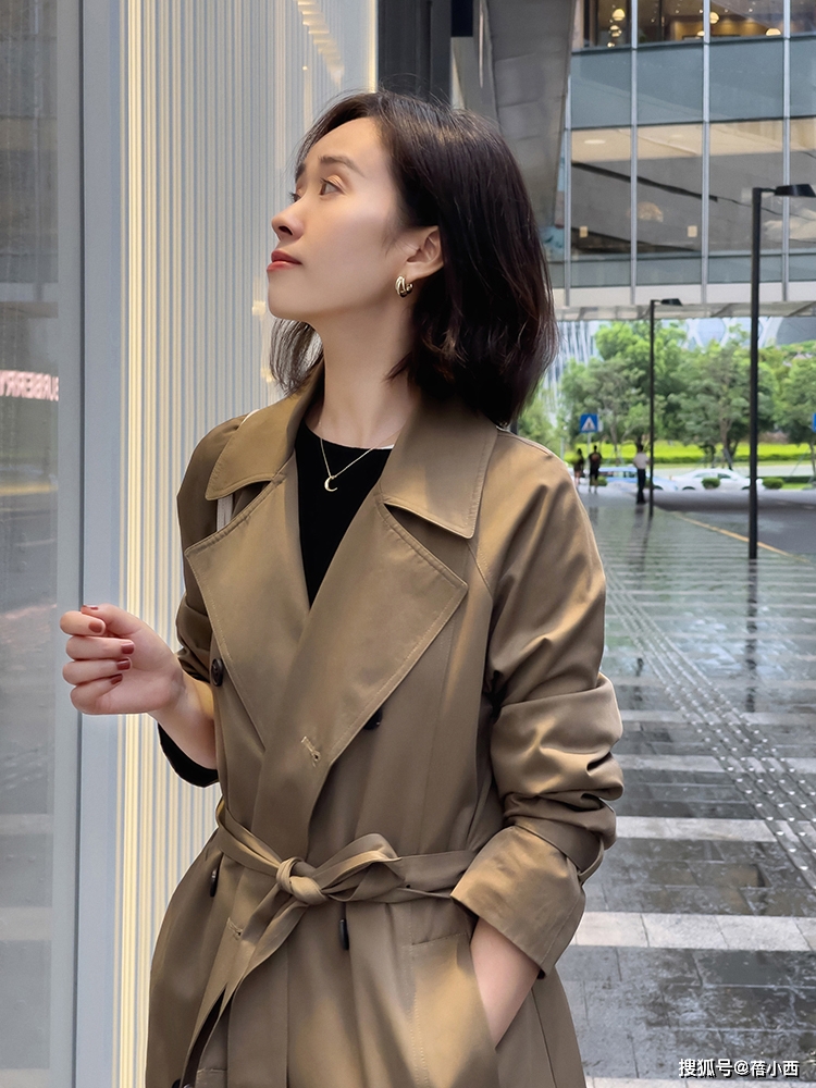 风衣 秋天建议中年女性多穿“风衣”，搭配阔腿裤、半身裙，显瘦又显高